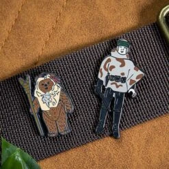 Pin Kings Star Wars Enamel Pin Badge Set 1.41 – Paploo And Luke Skywalker (in Battle Poncho) 10 Pin Kings Star Wars Enamel Pin Badge Set 1.41 – Paploo And Luke Skywalker (in Battle Poncho) -Just Geek Shop sw kenner pin kings 1.41 5